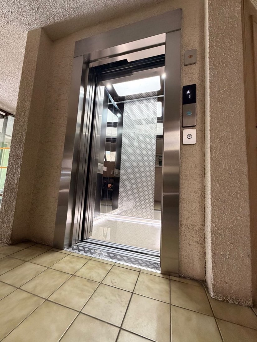 Cabina iluminada con puertas abiertas