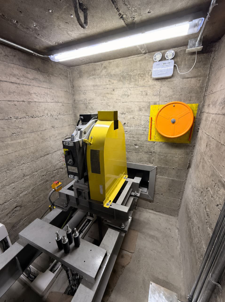 Máquina de tracción y limitador de velocidad en sala de máquinas